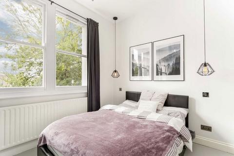 Flat D, 10 Leamington Park, London, W3 6TJ