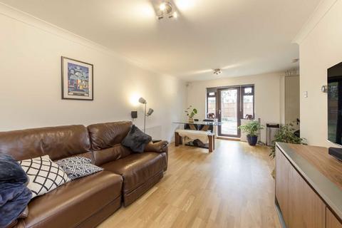 2 bedroom flat for sale, Cotton Avenue, London W3