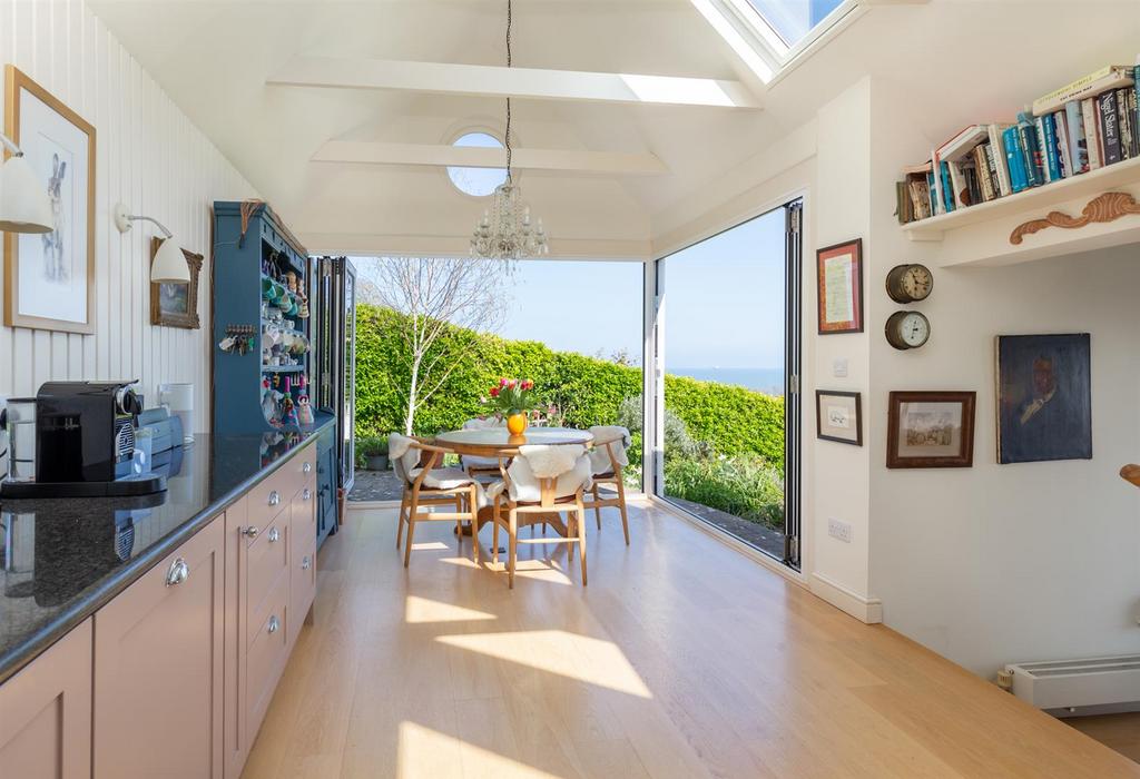 Kitchen/ Breakfast Room