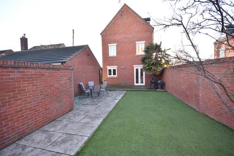 5 bedroom detached house for sale, Massey Court, Newark