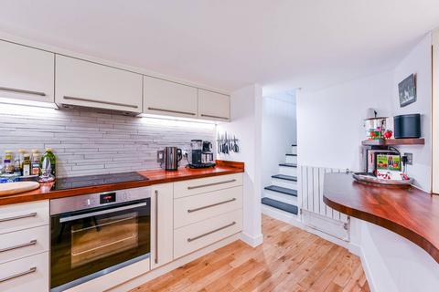 36 Thornhill Road, London, N1 1HW