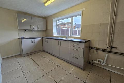 2 bedroom end of terrace house to rent, Ely Close, Kidderminster DY11