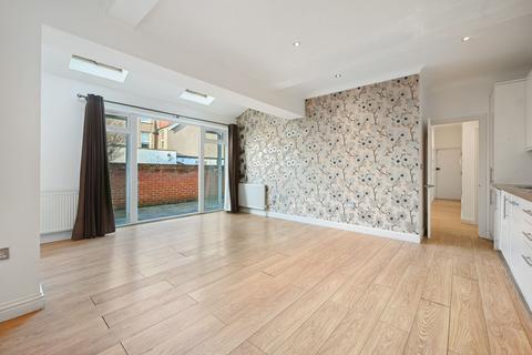 2 bedroom flat for sale, Highlands Avenue, Acton