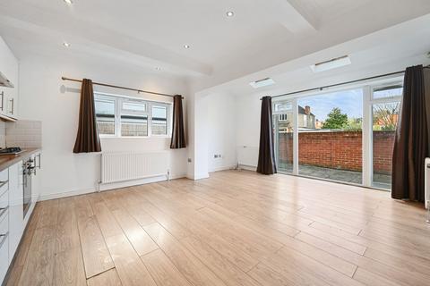 2 bedroom flat for sale, Highlands Avenue, Acton