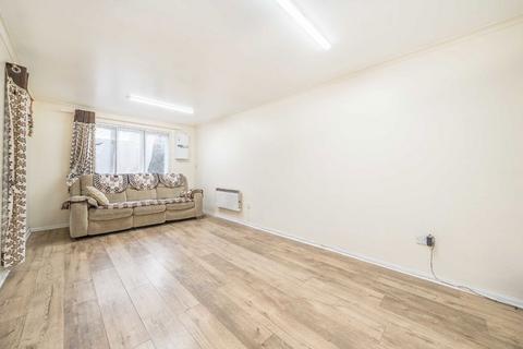 1 bedroom flat to rent, Vickers Way, Hounslow TW4