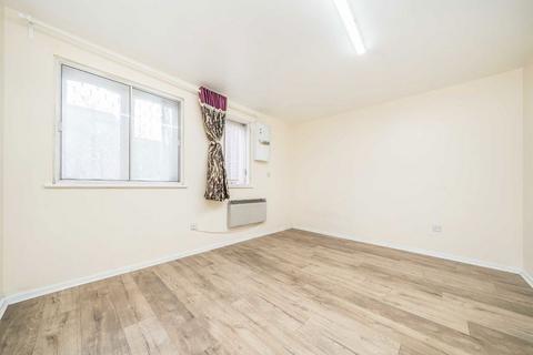 1 bedroom flat to rent, Vickers Way, Hounslow TW4