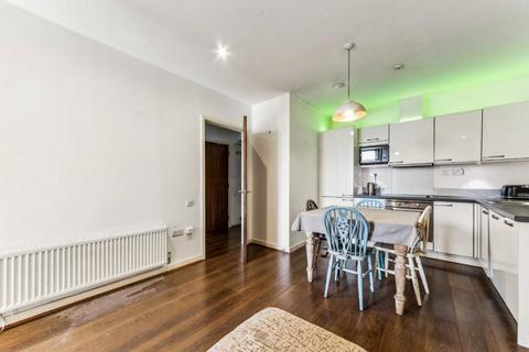 1 bedroom flat for sale, St. John's Hill, London SW11