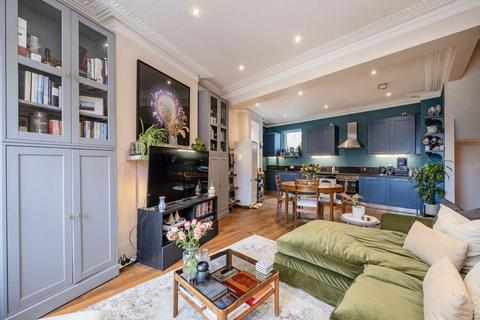 2 bedroom flat for sale, Bovingdon Road, London SW6