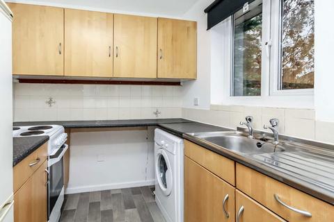 1 bedroom flat to rent, Ranyard Close, Chessington KT9