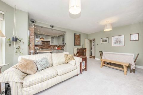 3 bedroom flat to rent, Grove Road, Surbiton KT6