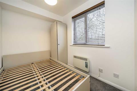 Studio to rent, Myers Lane, London SE14