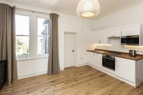 Studio to rent, Park Road, Teddington TW11