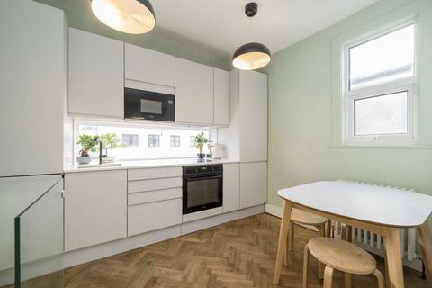 2 bedroom flat for sale, Shirley Gardens, London W7