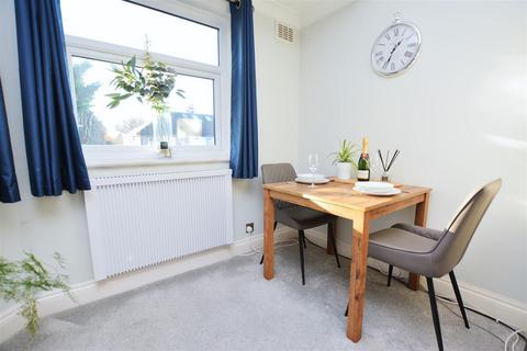 1 bedroom flat for sale, Roslyn Close, Mitcham CR4