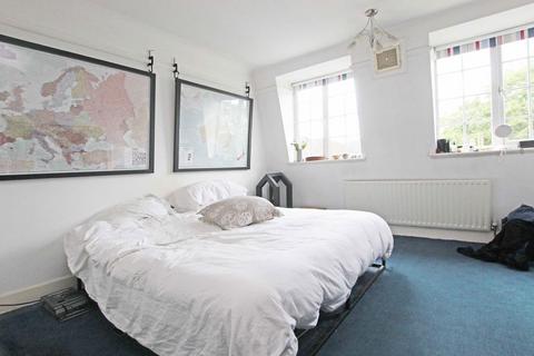 2 bedroom flat to rent, Twickenham Road, Richmond TW9