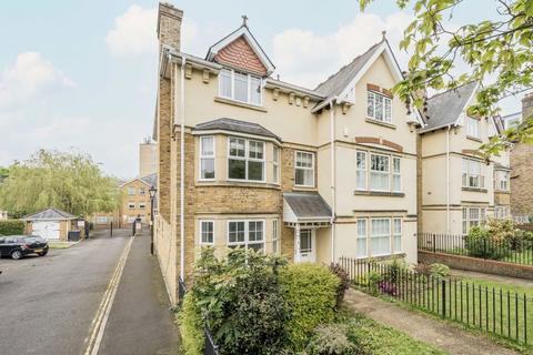 5 bedroom semi-detached house to rent, Kings Road, Richmond TW10