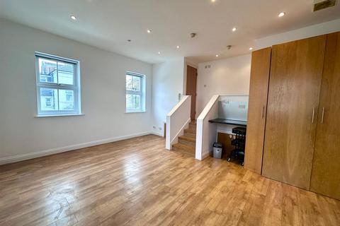 Studio to rent, 139 Church Street, London