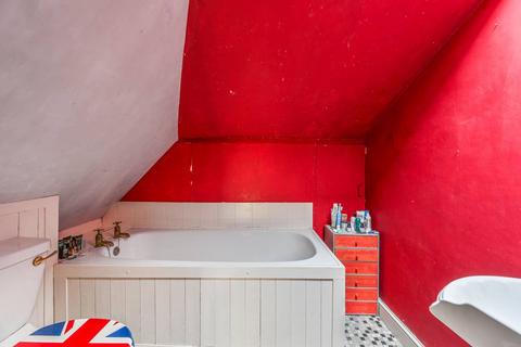 33 Sutherland Square, London, SE17 3EE