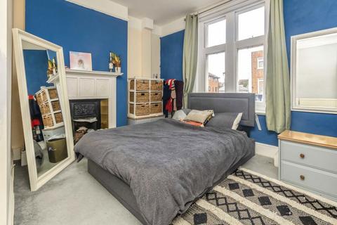 2 bedroom flat to rent, Brighton Road, Surbiton KT6