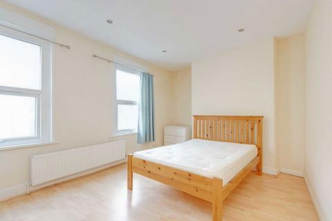 3 bedroom flat for sale, Benwell Road, London N7