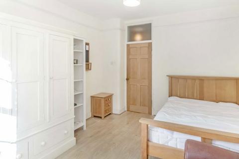 Studio to rent, Judd Street, London WC1H