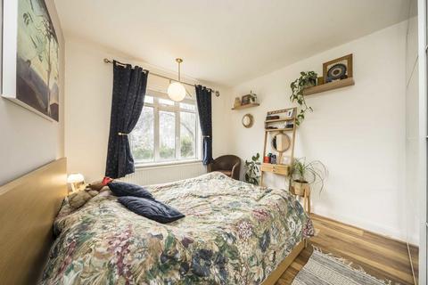 2 bedroom flat for sale, Vale Close, Strawberry Hill TW1