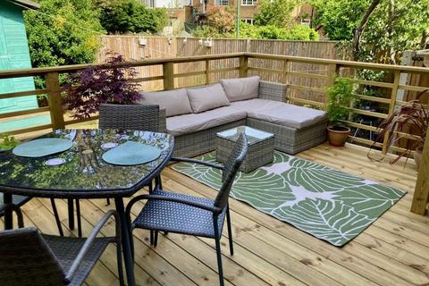16 Vale Close, Twickenham, TW1 4SF