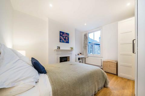 2 bedroom maisonette for sale, Weir Road, London SW12