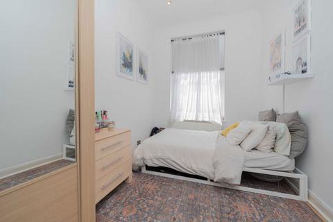 2 bedroom flat to rent, Portobello Road, London W10