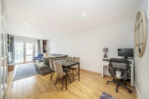 2 bedroom flat to rent, Dragmore Street, London SW4