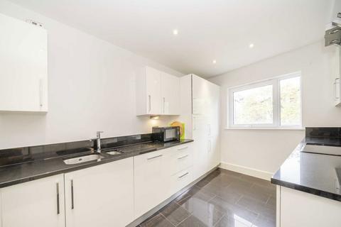 2 bedroom flat to rent, Dragmore Street, London SW4