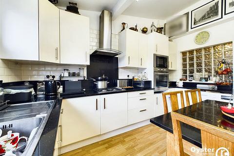 5 bedroom end of terrace house for sale, Princes Avenue, London, N13