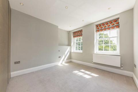 3 bedroom house to rent, High Street, Hampton TW12