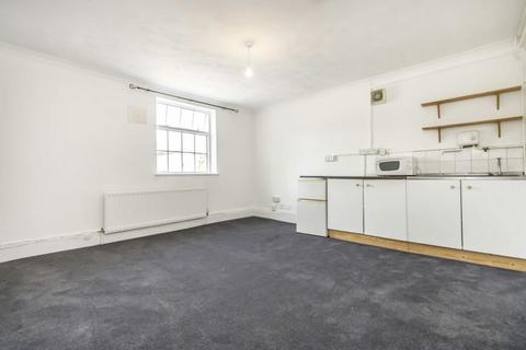 Studio to rent, Church Street, Hampton TW12