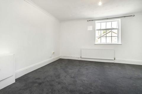 Studio to rent, Church Street, Hampton TW12