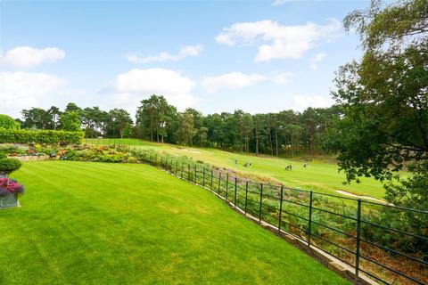 2 bedroom apartment for sale, Golf Drive, Camberley GU15