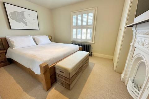 8 Datchet Place, Datchet, Slough, SL3 9EY