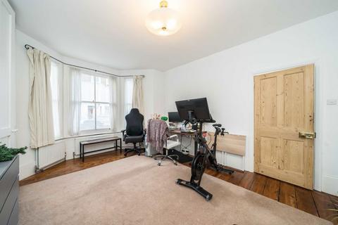 2 bedroom flat to rent, Fernlea Road, London SW12