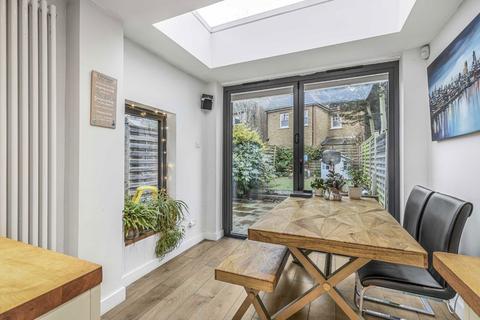 4 bedroom terraced house to rent, Hydethorpe Road, London SW12