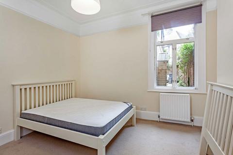 3 bedroom flat to rent, Boundaries Road, London SW12