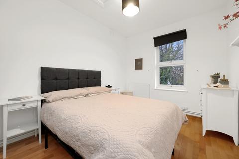 2 bedroom flat to rent, North Side Wandsworth Common, London