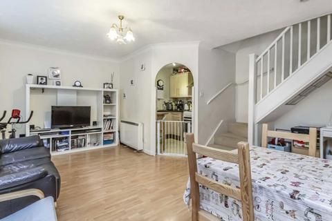 2 bedroom terraced house to rent, Varsity Drive, Twickenham TW1