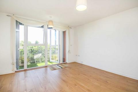 1 bedroom flat to rent, Langhorn Drive, Twickenham TW2