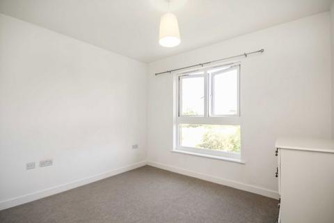 1 bedroom flat to rent, Langhorn Drive, Twickenham TW2