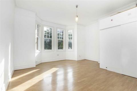 Studio to rent, Park Road, Teddington TW11