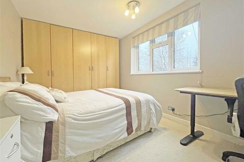 2 bedroom flat to rent, Brick Farm Close, Kew TW9