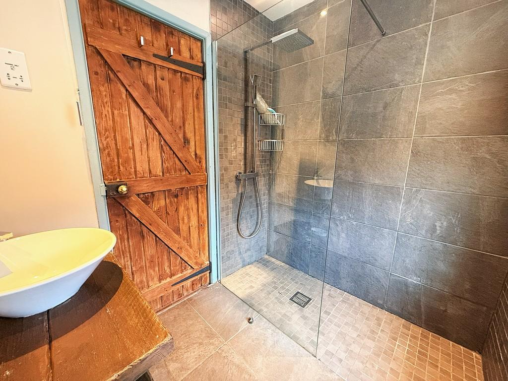 Shower room 2