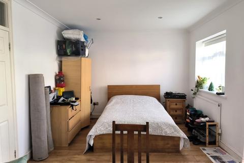 2 bedroom flat to rent, Tomswood Hill, Ilford