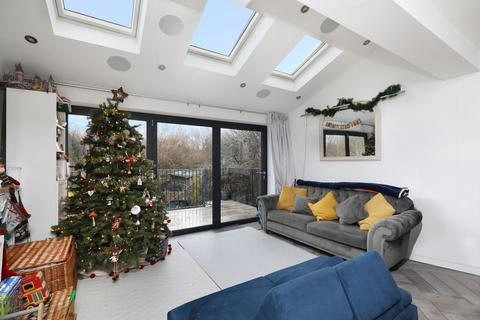 125 Fulwell Park Avenue, Twickenham, TW2 5HG