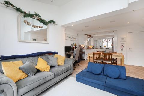 125 Fulwell Park Avenue, Twickenham, TW2 5HG